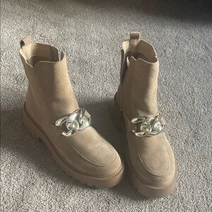 NWT Steve Madden tan suede lug sole ankle boots